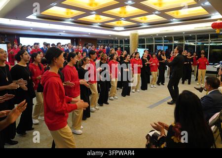 New York, USA. 8 ott., 2026. Membri del Young People's Chorus of New York City e del Guangdong Experimental High School Choir si esibiscono durante un concerto congiunto a tema "Dialogo dei giovani per il futuro" a New York, Stati Uniti, l'8 ottobre 2026. Credit: Zhang Fengguo/Xinhua/Alamy Live News Foto Stock