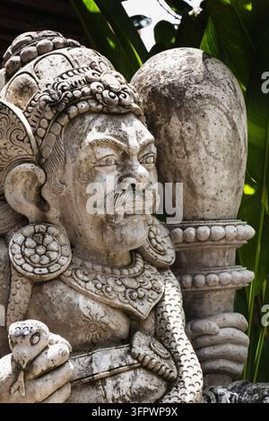 Scultura in pietra dettagliata di una divinità guardiana balinese Foto Stock