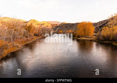 Il fiume Big Hole nel Montana è una famosa destinazione per la pesca con la mosca fo Foto Stock