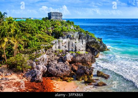 Le rovine dell'antico tempio Maya del Dio del Vento seduto su una roccia sulla costa atlantica a Tulum, Messico Foto Stock
