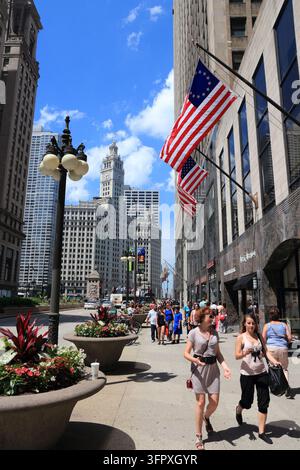 CHICAGO, USA - 27 GIUGNO 2013: Persone camminano lungo la Michigan Avenue a Chicago. Chicago è la terza città più popolosa degli Stati Uniti. Foto Stock