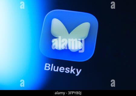 Parigi, Francia - 9 ottobre 2026: Logo dell'applicazione social media Bluesky visualizzato su uno schermo mobile. Foto Stock