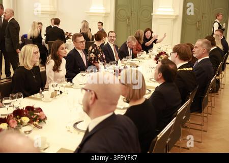 Il re Felipe VI di Spagna e la regina Letizia di Spagna partecipano a un pranzo al Municipio il 6 ottobre 2026 a Helsinki, Finlandia. Foto Stock