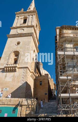 Spirale della Pro-Cattedrale di San Paolo e cupola della Basilica dalle scale della strada a La Valletta, Malta. Foto Stock