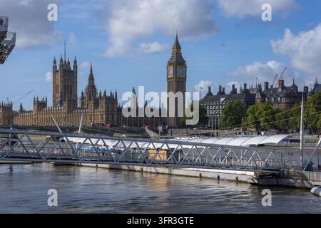 Big Ben e Palazzo di Westminster dall'altra parte del Tamigi dalla South Bank Foto Stock