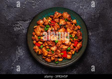 Pollo Kung Pao, pollo saltato con arachidi e verdure. Foto Stock
