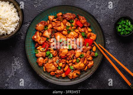 Pollo Kung Pao, pollo saltato con arachidi e verdure. Foto Stock