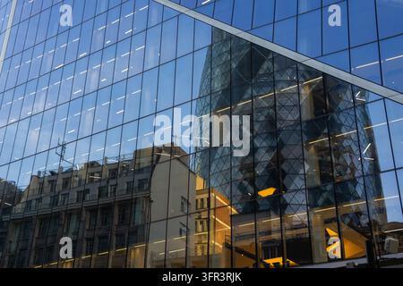 Riflessi dei grattacieli e architettura moderna in vetro della City di Londra Foto Stock