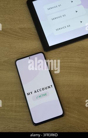 Smartphone che mostra un conto digitale attivo accanto a un tablet che visualizza più servizi online generici. Immagine concettuale pulita che rappresenta una connessione Foto Stock
