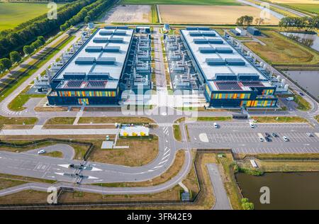 Middenmeer, Paesi Bassi, 09.08.2026, Complesso di data center AMS 13 e AMS 14 a Middenmeer, con infrastruttura digitale su larga scala Foto Stock