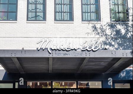 New York, USA - 21 ott. 2025: La facciata di Madewell a Brooklyn, New York. Foto Stock