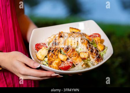 Insalata Caesar al pollo grigliato con crostini e parmigiano Foto Stock