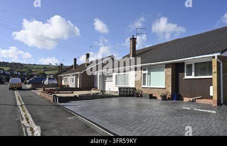 Alloggio bungalow moderno con parcheggio davanti, Bristol, Regno Unito, sobborghi Foto Stock