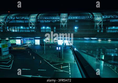 Vista ad angolo basso dell'aeroporto DUS e dello Skytrain di notte a Düsseldorf, Germania Foto Stock