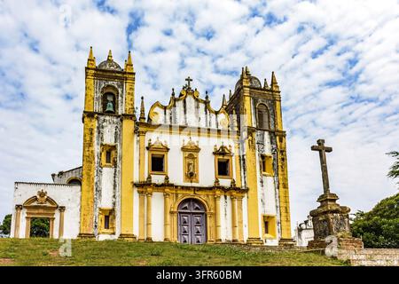 La facciata della vecchia chiesa barocca si è deteriorata nel tempo nella storica città di Olinda a Pernambuco Foto Stock