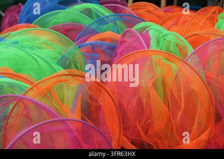 Immagine a cornice intera di vari retini da pesca in nylon per bambini in colori vivaci. Foto Stock