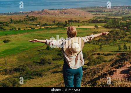 Turiste felici in piedi sulla collina che godono del bel tempo Foto Stock