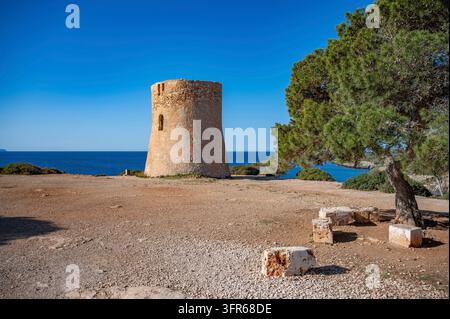 Torre de Cala Pi, Maiorca, vista da lontano con il mare sullo sfondo, cielo limpido, Maiorca Foto Stock