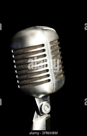 Microfono retrò su sfondo nero. Primo piano Foto Stock