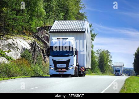 Due trasporti eccezionali di carichi con cabine prefabbricate in autostrada, trattore Iveco X-Way bianco per primo. Salo, Finlandia. 7 settembre 2023 Foto Stock