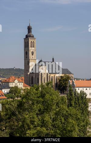 Kutna Hora, Repubblica Ceca – 6 settembre 2024: Vista dalla strada Barborska della città con la chiesa gotica medievale di San Giacomo e la torre in pietra Foto Stock