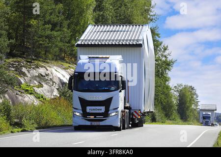 Due trasporti eccezionali di carichi con cabine prefabbricate in autostrada, trattore Iveco X-Way bianco per primo. Salo, Finlandia. 7 settembre 2023 Foto Stock