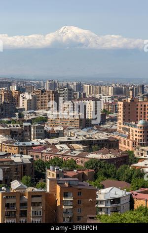 Vista aerea dello skyline di Yerevan con edifici residenziali e il monte Nemrut che si staglia sullo sfondo, Yerevan, Yerevan, Armenia Foto Stock