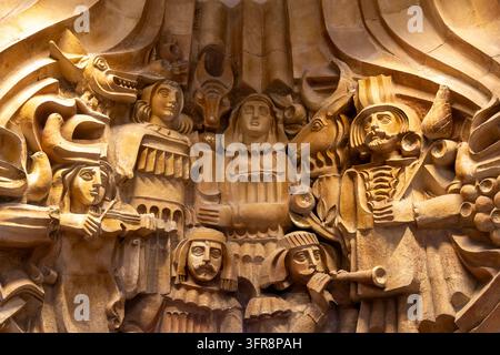 Composizione scultorea intagliata di figure e animali armeni nella sala del Cinema Mosca, Yerevan, Yerevan, Armenia Foto Stock