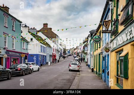 Via principale a Dingle (An Daingean), Contea di Kerry, Irlanda. Foto Stock