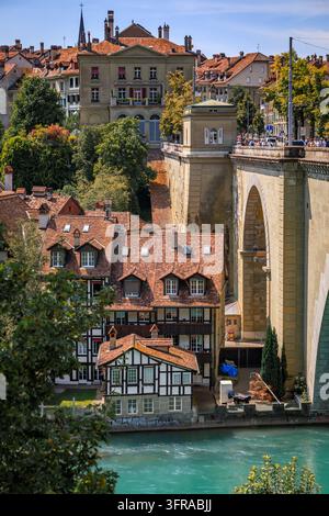 Case residenziali storiche del quartiere Matte sul lungofiume con tetti in terracotta sul fiume Aare turchese nell'Altstadt di Berna, Svizzera Foto Stock