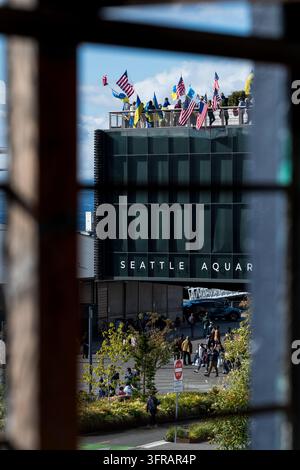 Seattle, USA. 10 ott 2026. I sostenitori dell'Ucraina si radunano sul lungomare di Seattle dopo la notizia che il presidente Trump accetterà una grande riserva di carburante diesel da Putin per alleviare la crisi del carburante negli Stati Uniti. La guerra è in corso da tre anni. Credit: James Anderson/Alamy Live News Foto Stock