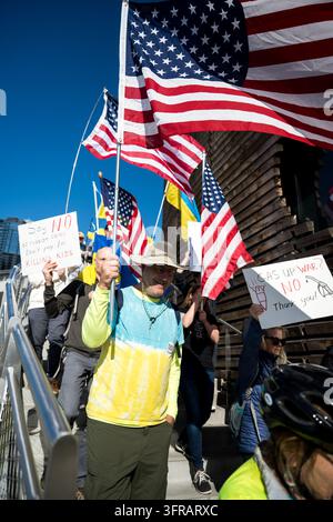Seattle, USA. 10 ott 2026. I sostenitori dell'Ucraina si radunano sul lungomare di Seattle dopo la notizia che il presidente Trump accetterà una grande riserva di carburante diesel da Putin per alleviare la crisi del carburante negli Stati Uniti. La guerra è in corso da tre anni. Credit: James Anderson/Alamy Live News Foto Stock