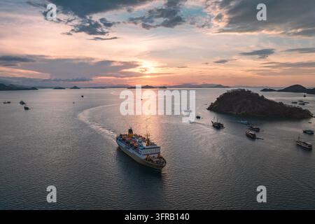 Veduta aerea di navi in mare al largo di Labuan Bajo, Komodo, Indonesia Foto Stock