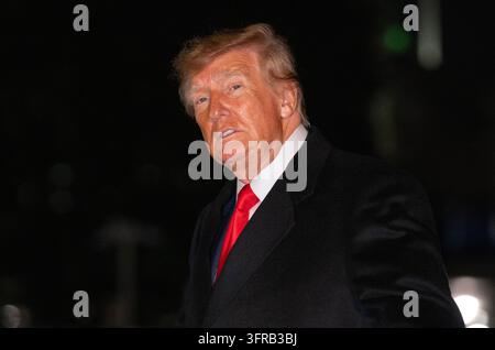 Washington, Stati Uniti. 10 ottobre 2026. Il presidente degli Stati Uniti Donald J. Trump arriva sul prato sud della Casa Bianca a Washington, DC, USA, da Clarksville, Tennessee, dopo un comizio elettorale per i candidati repubblicani del Tennessee in lista per le elezioni di novembre, sabato 10 ottobre 2026. Credit: Ron Sachs/Pool via CNP Credit: Abaca Press/Alamy Live News Foto Stock