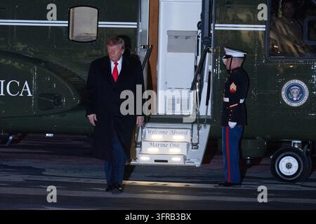 Washington, Stati Uniti. 10 ottobre 2026. Il presidente degli Stati Uniti Donald J. Trump si dirige verso la residenza all'arrivo sul South Lawn della Casa Bianca a Washington, DC, USA, da Clarksville, Tennessee, dopo un comizio per i candidati repubblicani del Tennessee in lista per le elezioni di novembre, sabato 10 ottobre 2026. Credit: Ron Sachs/Pool via CNP Credit: Abaca Press/Alamy Live News Foto Stock