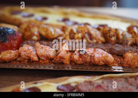 Piatto di kebab misto turco servito su un grande vassoio Foto Stock
