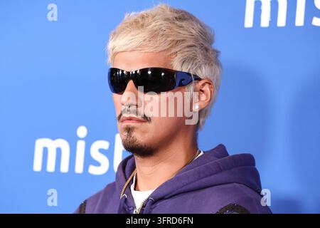 West Hollywood, Stati Uniti. 11 ott., 2026. WEST HOLLYWOOD, LOS ANGELES, CALIFORNIA, USA - 10 OTTOBRE: Omar Apollo arriva alla 2a Celebrazione Annuale del Giorno Nazionale PrEP di MISTR tenutasi all'Abbey Food and Bar il 10 ottobre 2026 a West Hollywood, Los Angeles, California, Stati Uniti. (Foto di Xavier Collin/Image Press Agency) Credito: Image Press Agency/Alamy Live News Foto Stock
