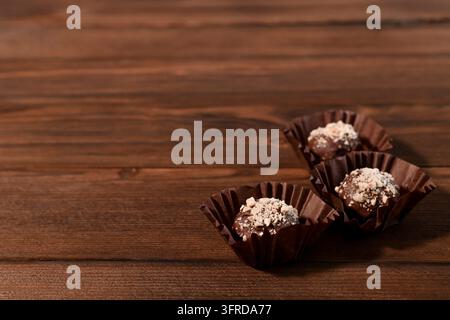 Praline artigianali su tavolo in legno texture naturale Foto Stock