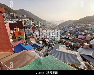 3 novembre 2022 - Villaggio culturale di Gamcheon, Busan, Corea del Sud: Vista sui tetti. Foto Stock