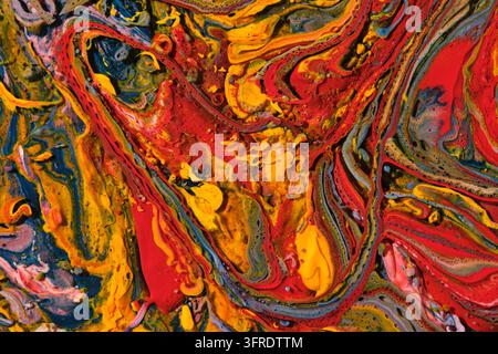 Sfondo astratto con vernice acrilica vorticosa vibrante con ricche tonalità di rosso, giallo e blu Foto Stock
