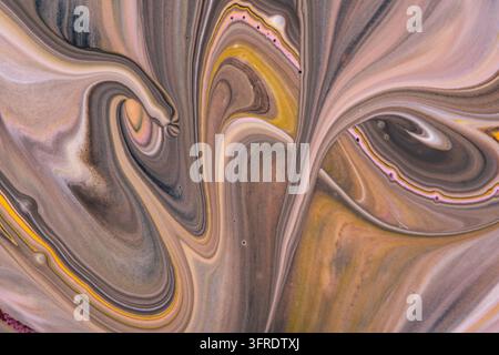 Sfondo marmo astratto con vernice fluida che presenta motivi a spirale beige, marrone, grigio e pastello morbido Foto Stock