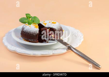 Caldo fondente al cioccolato con scorza d'arancia e menta fresca. Concetto di dessert per le festività. Spazio per copia Foto Stock