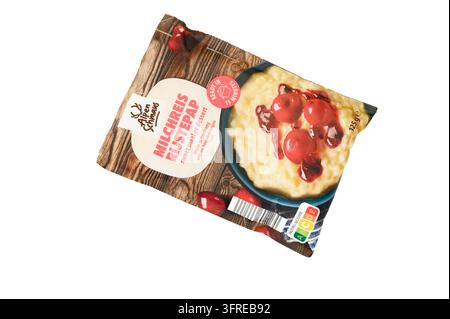 Iserlohn, Germania - 20 settembre 2026: Confezione di Alpen Schmaus Milchreis rijstepap budino di riso istantaneo isolato su sfondo bianco. Foto Stock