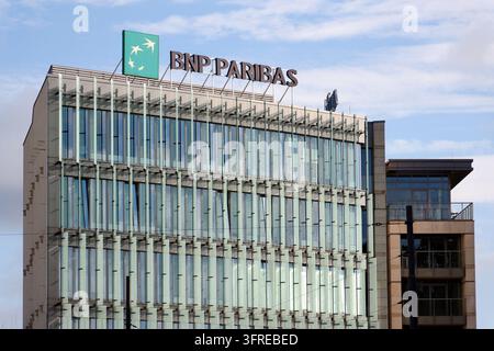 Logo del gruppo bancario e di servizi finanziari multinazionale francese BNP Paribas esposto sul tetto della sua sede centrale il 20 luglio 2026 a P Foto Stock