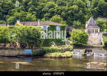 Proprio sulle rive del fiume Dronne si trova il ristorante ?Le Moulin de l?Abbaye? a Brantome en Perigord, in Francia Foto Stock