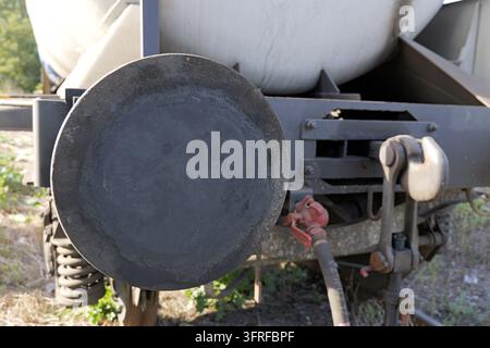 Cuscinetto e meccanismo di accoppiamento di un vagone ferroviario che dettagli parti metalliche resistenti, illustrando il trasporto industriale, la logistica e le operazioni di merci Foto Stock