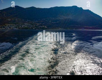 Risveglio del traghetto che porta alle montagne costiere e alla città balneare Foto Stock