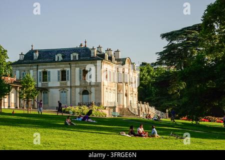 Le persiane blu e i dettagli in pietra scolpita segnano la facciata della Villa La Grange del XVIII secolo nel Parc La Grange a Ginevra, Svizzera, il 18 luglio 2024. La villa ha ospitato il vertice del 2021 tra il presidente degli Stati Uniti Joe Biden e il presidente russo Vladimir Putin. Foto Stock