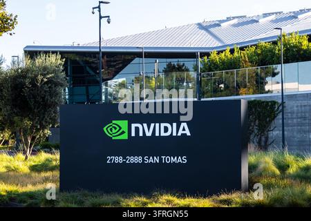 Santa Clara, California, USA - 06 settembre 2026: Insegna dell'azienda NVIDIA in piedi fuori dall'edificio moderno del quartier generale nella Silicon Valley Foto Stock