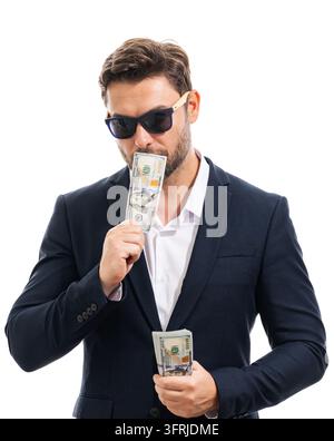Uomo anonimo tiene con sicurezza contanti. Uomo in giacca e cravatta tiene dollari per frode. Ritratto aziendale anonimo raffigura uomo con dollari USA. Concetto finanziario Foto Stock